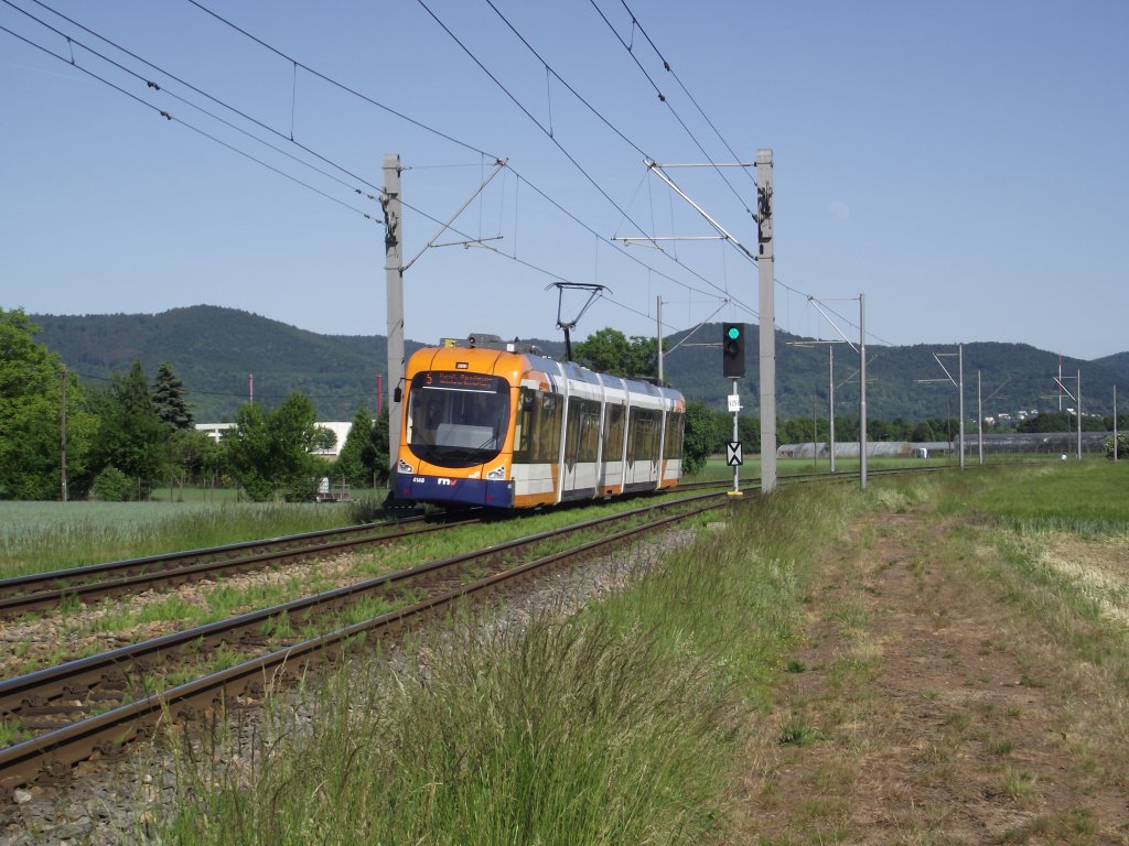 Eine RNV Variobahn in Edingen am 13.05.11 