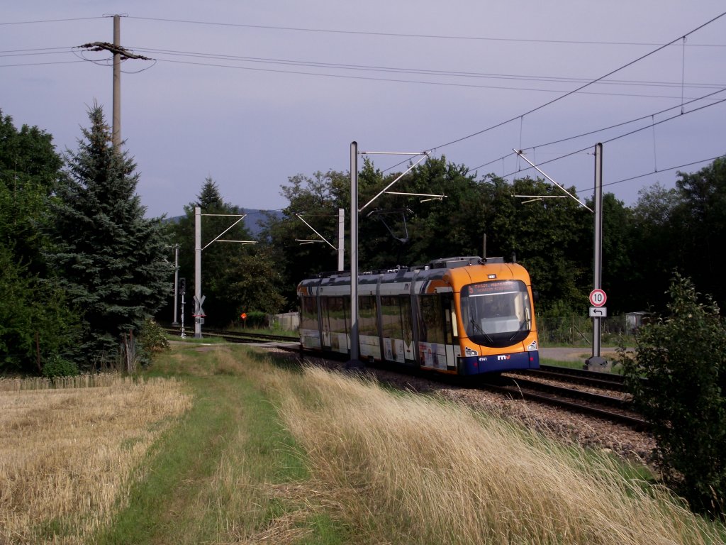 Eine RNV Variobahn in Edingen am 15.07.11 
