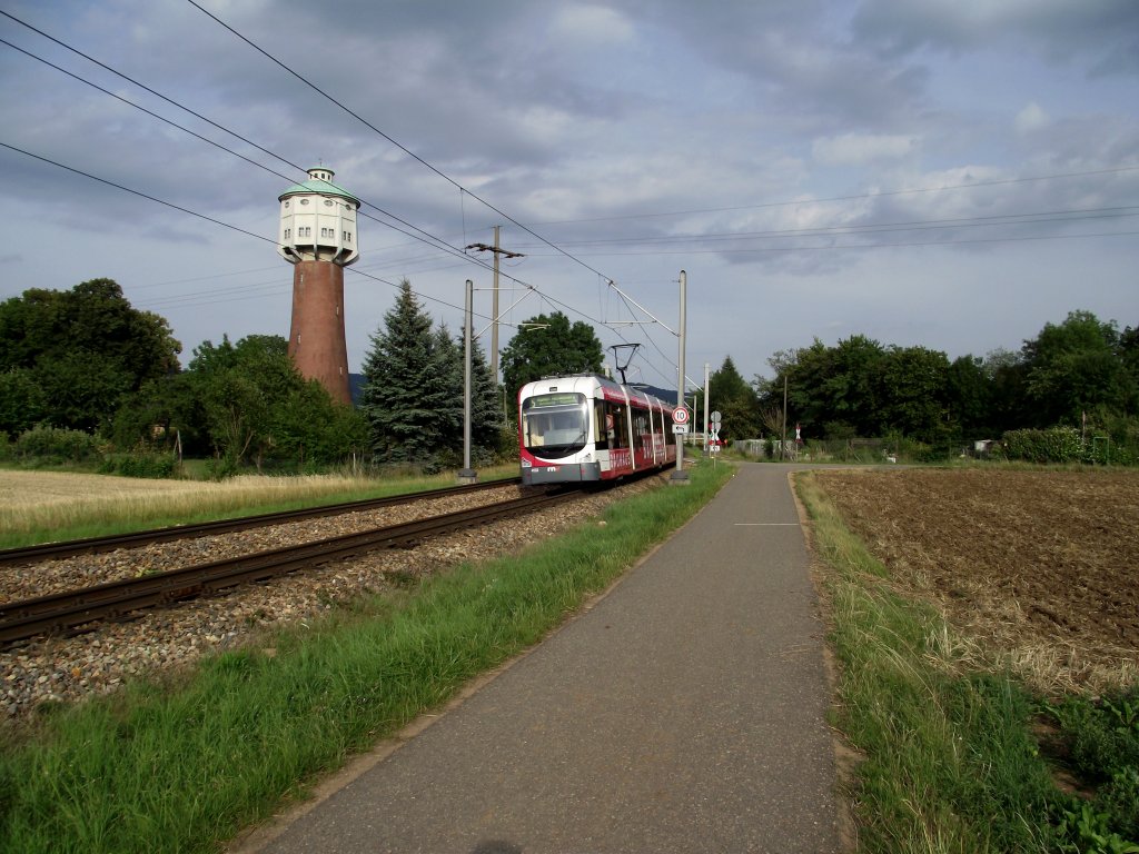 Eine RNV Variobahn in Edingen am Wasserturm am 15.07.11