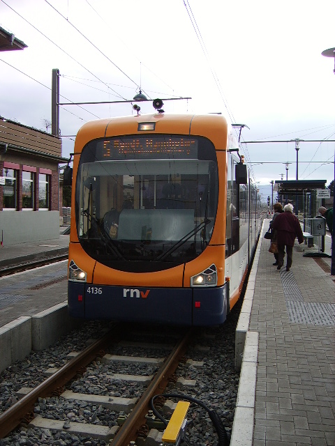 Eine RNV Variobahn in Edingen OEG Bahnhof am 05.02.11
