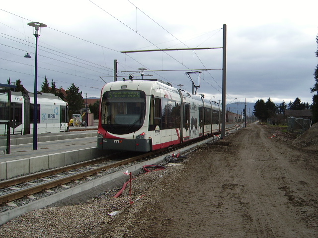 Eine RNV Variobahn in Edingen OEG Bahnhof am 05.02.11