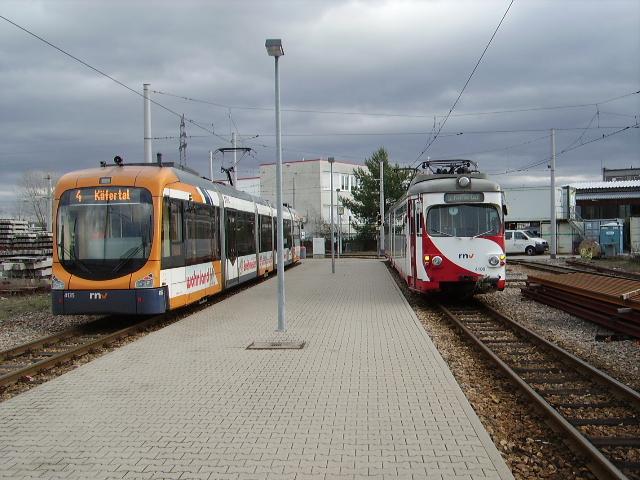 Eine RNV Variobahn und ein Dwag GT 8 in Kfertal bei der Pause am 05.02.11