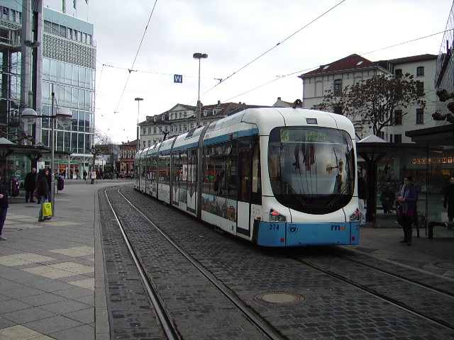 Eine RNV Variobahn in Heidelberg am Bismarckplatz am 05.02.11