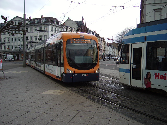 Eine RNV Variobahn in Heidelberg am Bismrackplatz am 05.02.11