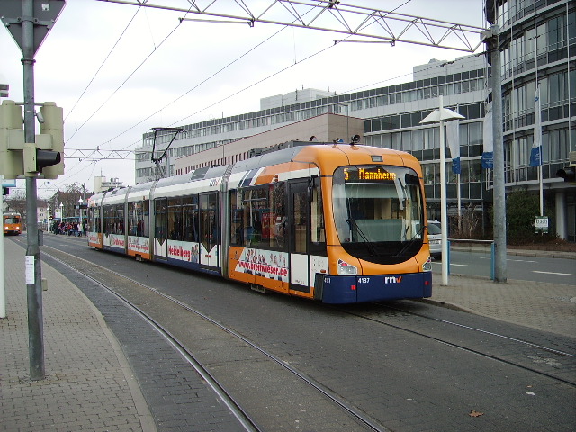 Eine RNV Variobahn in Heidelberg Hbf am 28.01.11