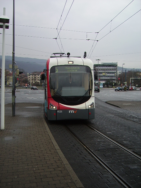 Eine RNV Variobahn in Heidelberg Hbf am 11.02.11
