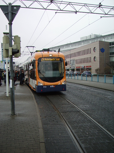 Eine RNV Variobahn in Heidelberg Hbf am 11.02.11