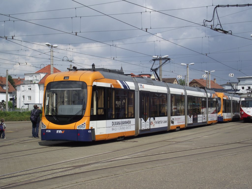 Eine RNV Variobahn in Kfertal am 15.05.11 wir durften durch die Sonderfahrt auf das Betriebsgelnde 