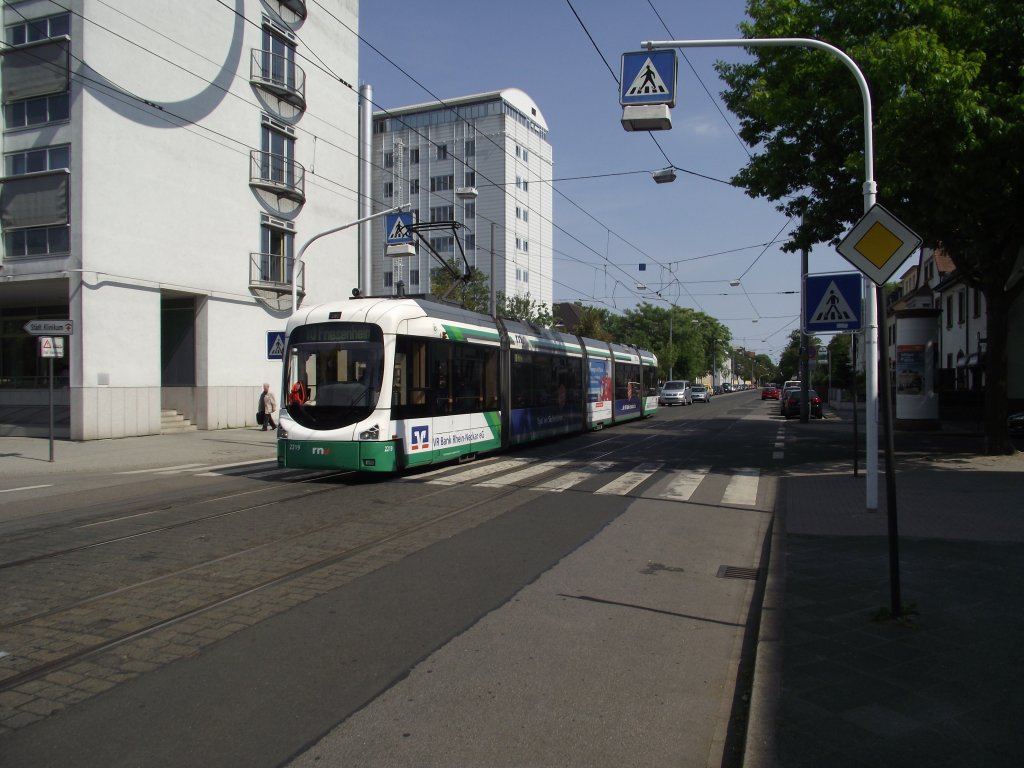Eine RNV Variobahn in Ludwigshafen am 02.06.11