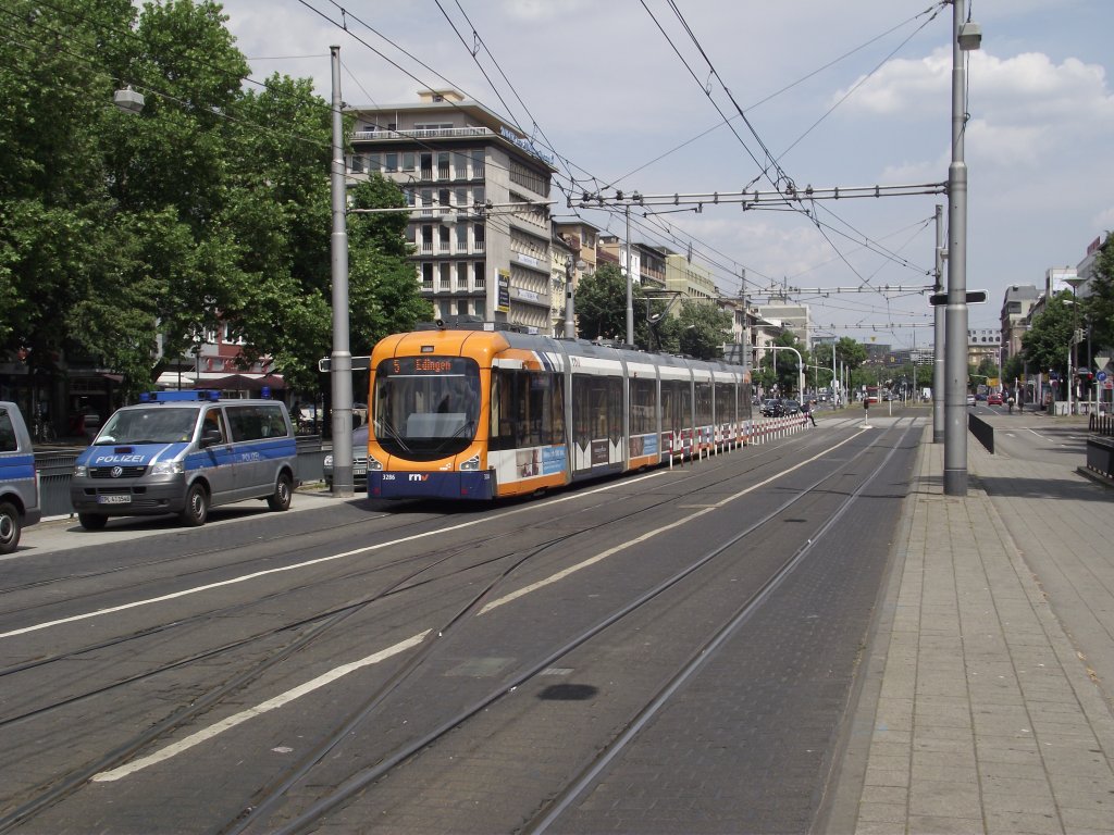 Eine RNV Variobahn in Mannheim am 14.05.11