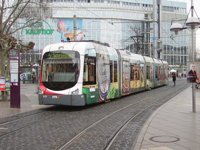 Eine RNV Variobahn mit Eichbaum Brauerei Werbung in Heidelberg am 24.02.11 
