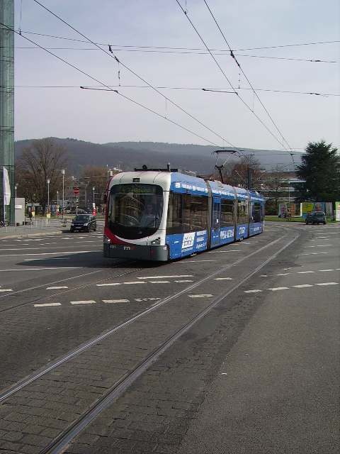 Eine RNV Variobahn im OEG Design mit Werbung am 25.03.11 in Heidelberg Hbf
