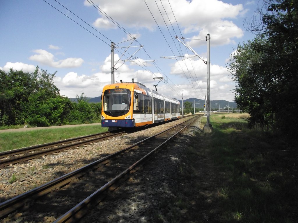 Eine RNV Variobahn (RNV6) in Edingen auf der OEG Linie 5 am 01.07.11