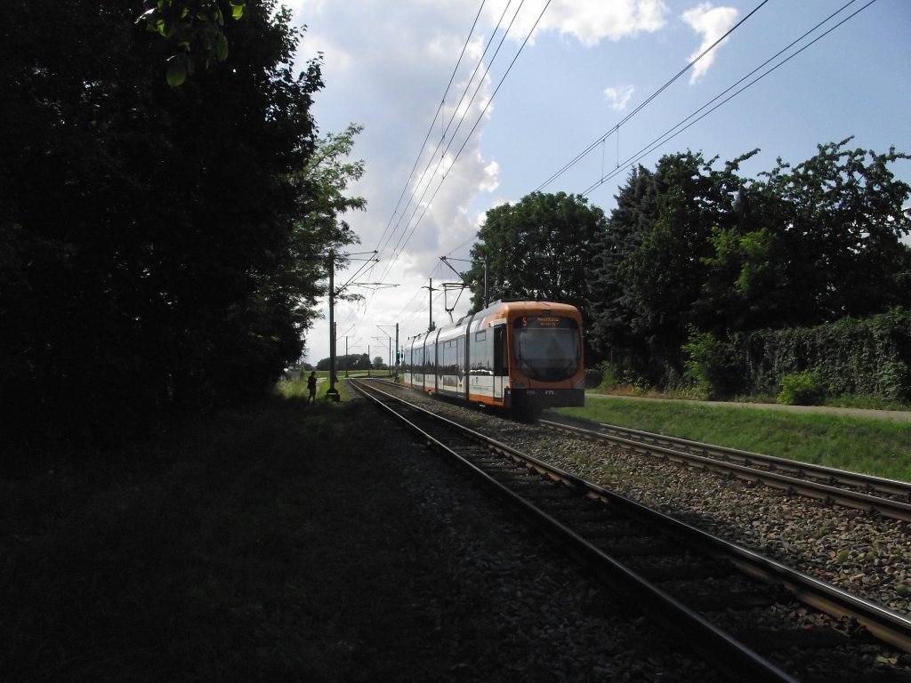Eine RNV Variobahn (RNV6) in Edingen am Wasserturm 01.07.11