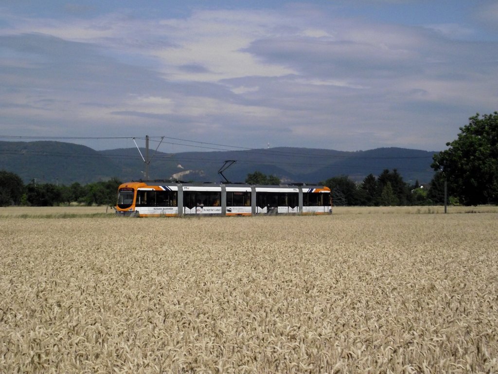 Eine RNV Variobahn (RNV6) in Edingen auf der Linie 5 am 03.07.11