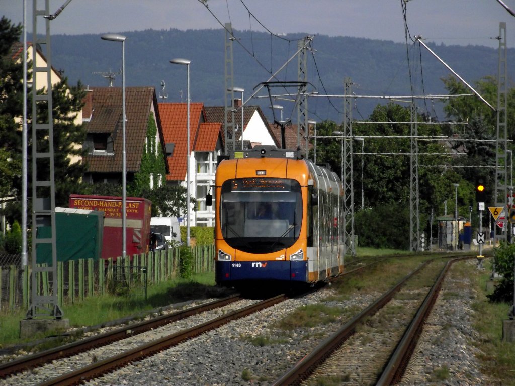 Eine RNV Variobahn (RNV6) in Edingen am 03.07.11