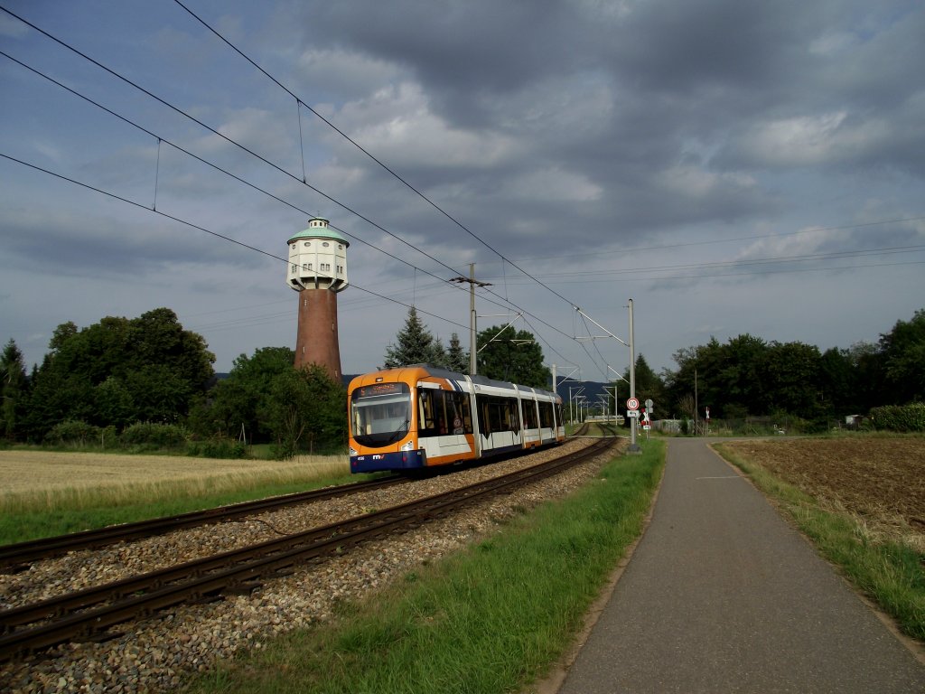 Eine RNV Variobahn (RNV6) in Edingen Wasserturm am 15.07.11