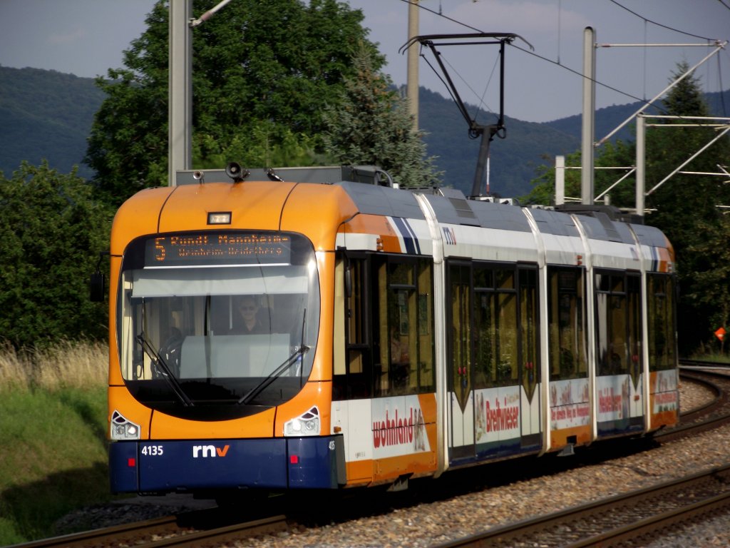 Eine RNV Variobahn (RNV6) in Edingen am 15.07.11