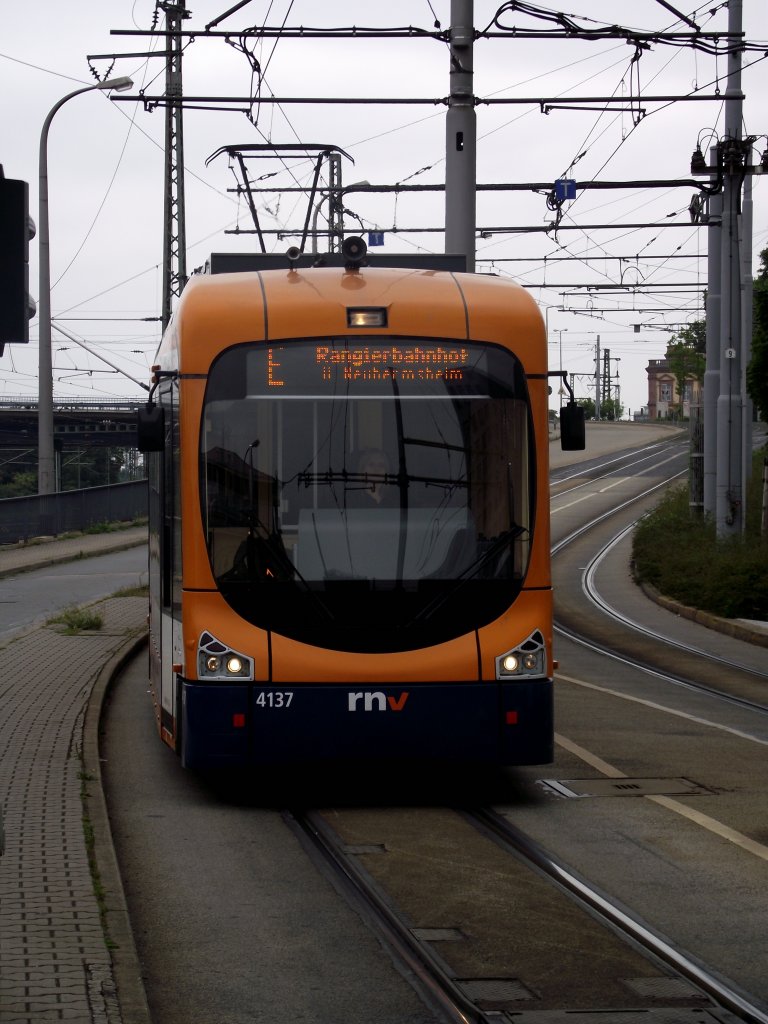Eine RNV Variobahn (RNV6) in Mannheim am 31.07.11