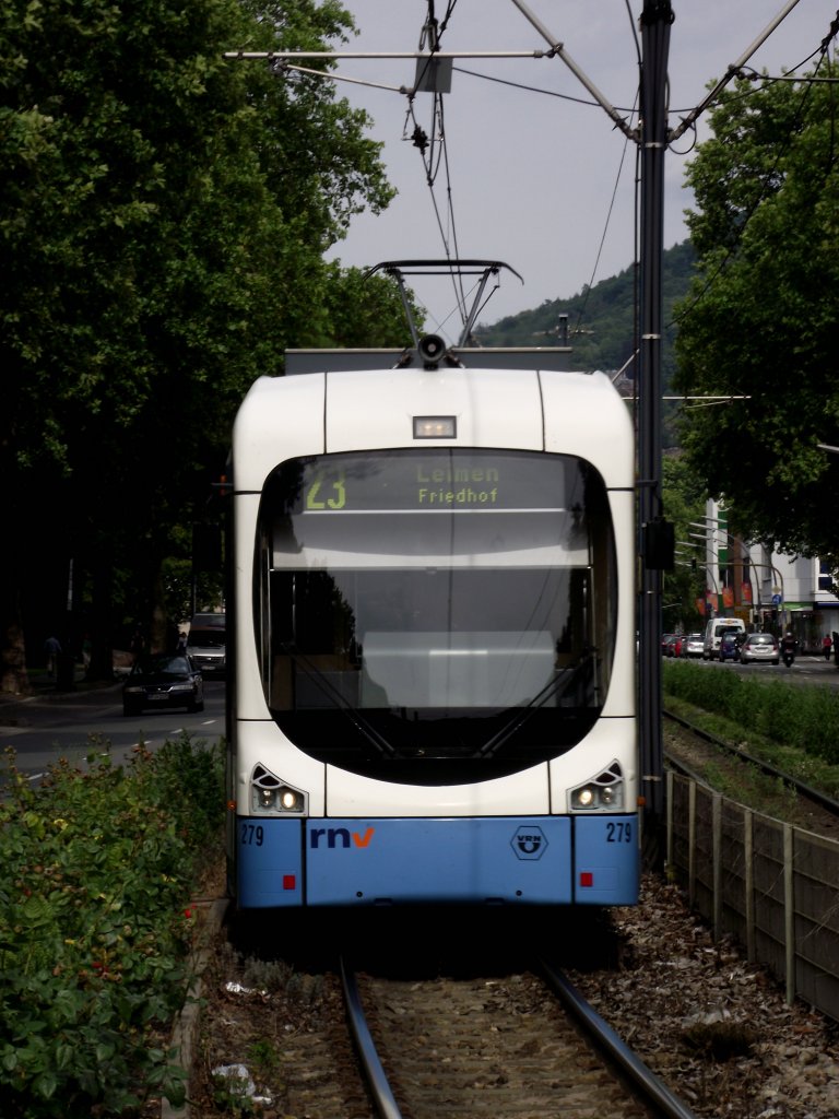 Eine RNV Variobahn (RNV8) in Heidelberg am 15.07.11
