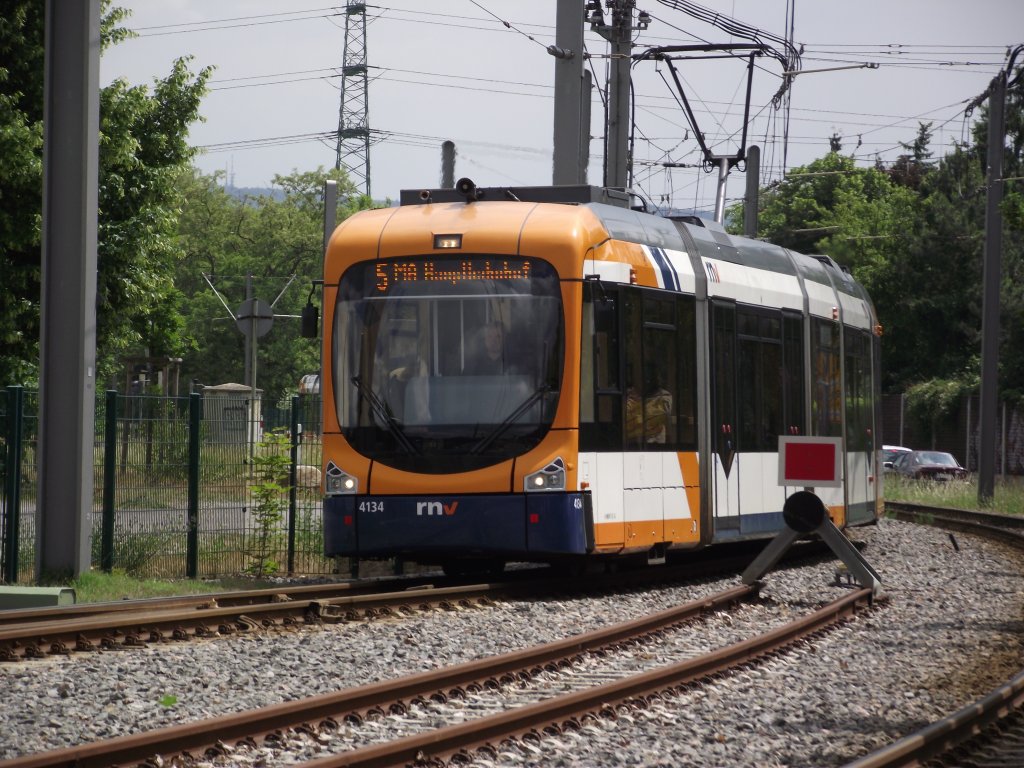 Eine RNV Variobahn in Seckenheim am 15.05.11