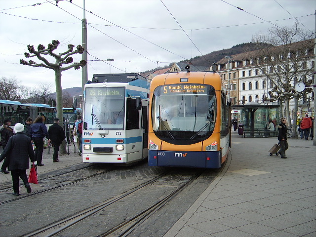 Eine RNV Variobahn trifft eine HSB Bahn in Heidelberg am 05.02.11