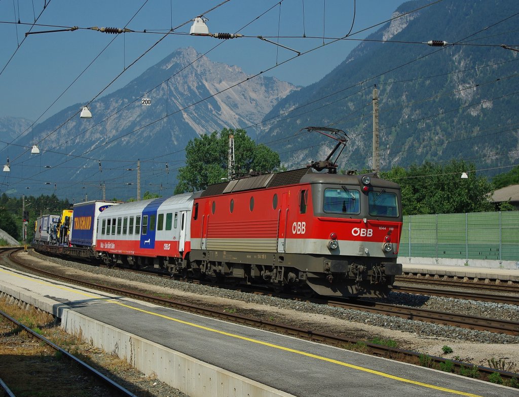 Eine RoLa in Richtung Norden durch Brixlegg. Gezogen wurde sie von 1044 118. Aufgenommen am 16.07.2010.