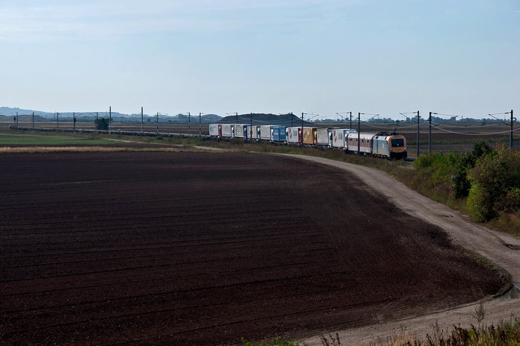 Eine rollende Landstrae, aufgenommen am 29.08.2011 zwischen Parndorf und Nickelsdorf Richtung Ungarn.