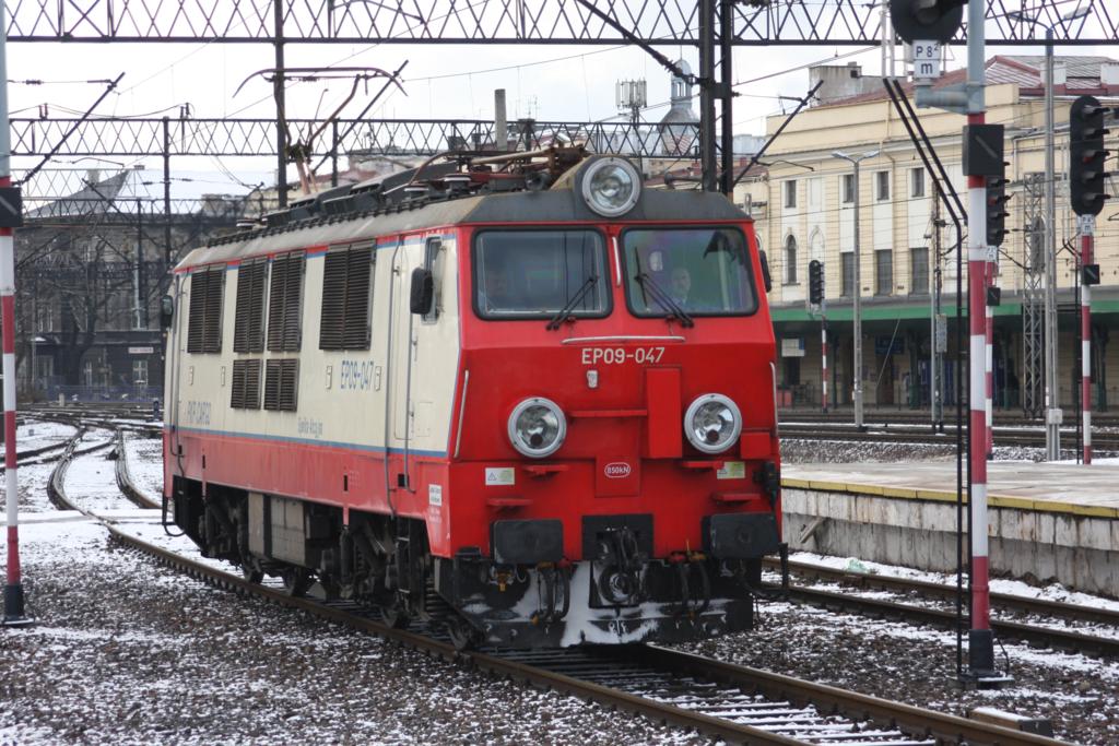 Eine rot wei lackierte EP 09-47 setzt im Bahnhof Krakow Glowny am 15.2.2008
um.