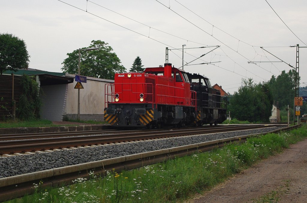 Eine rote und eine schwarze MaK G1206 fahren gemeinsam in Richtung Sden durch Ludwigsau-Friedlos. Fehlte ja eigentlich nur noch ne gelbe ;) Aufgenommen am 23.07.2010.