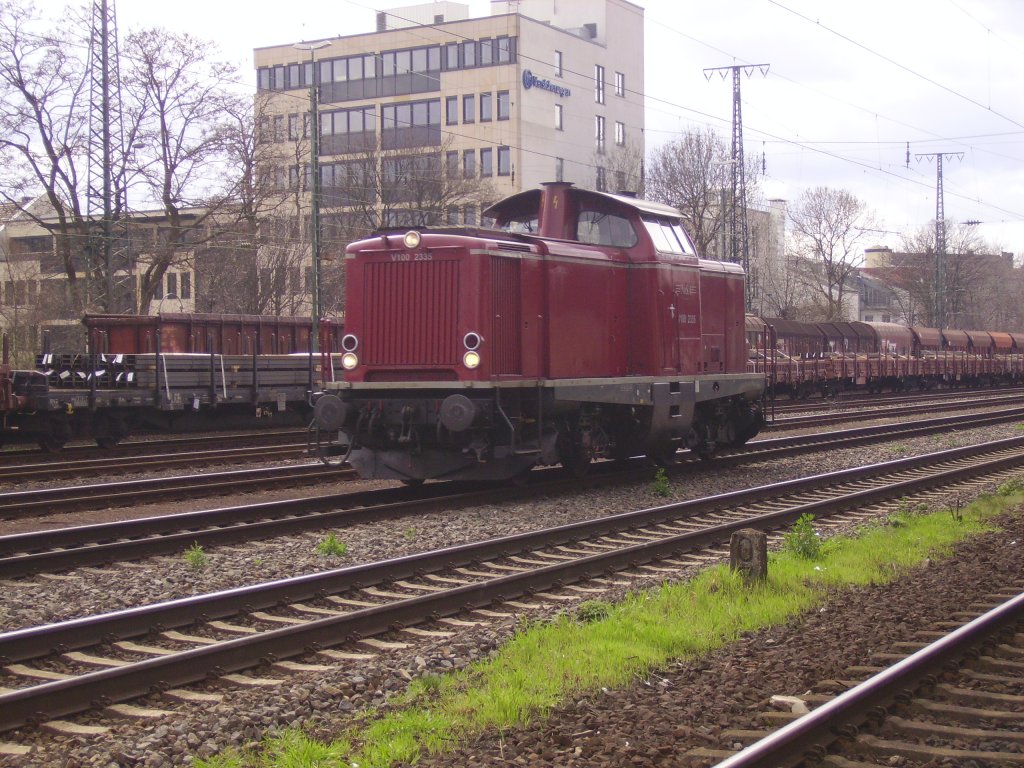 Eine Rote V100 bei der durchfahrt durch Kln West am 1.4.10