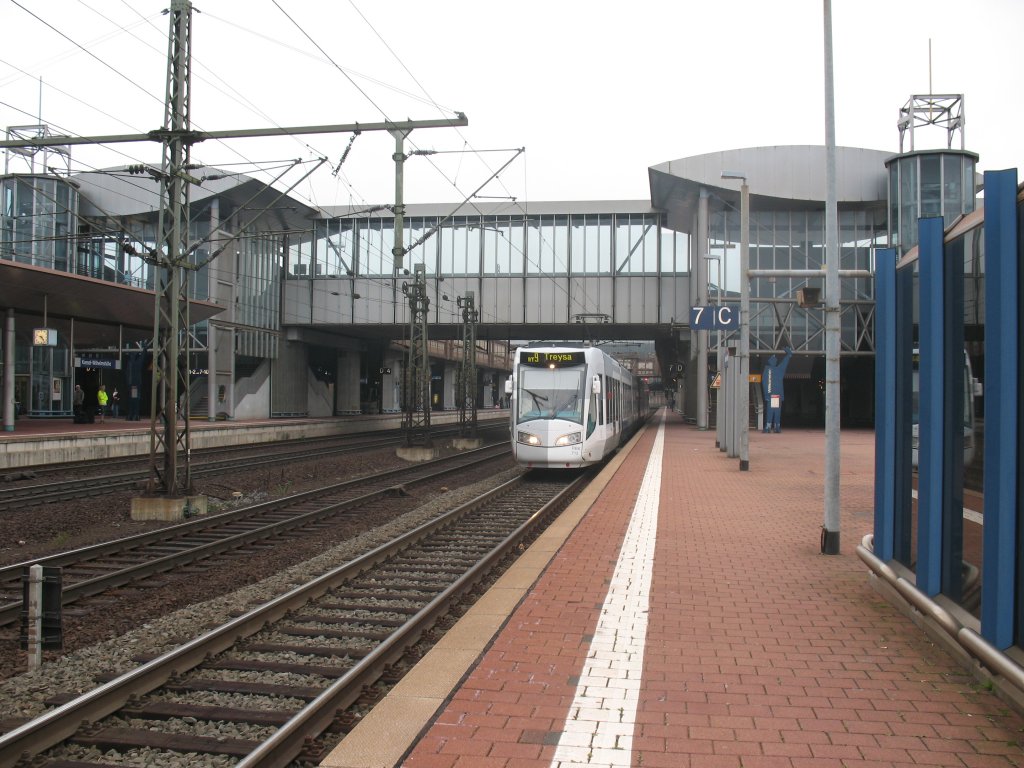 Eine RT 9 nach Treysa bei der Ausfahrt in Kassel Wilhelmshhe. 14.10.2010