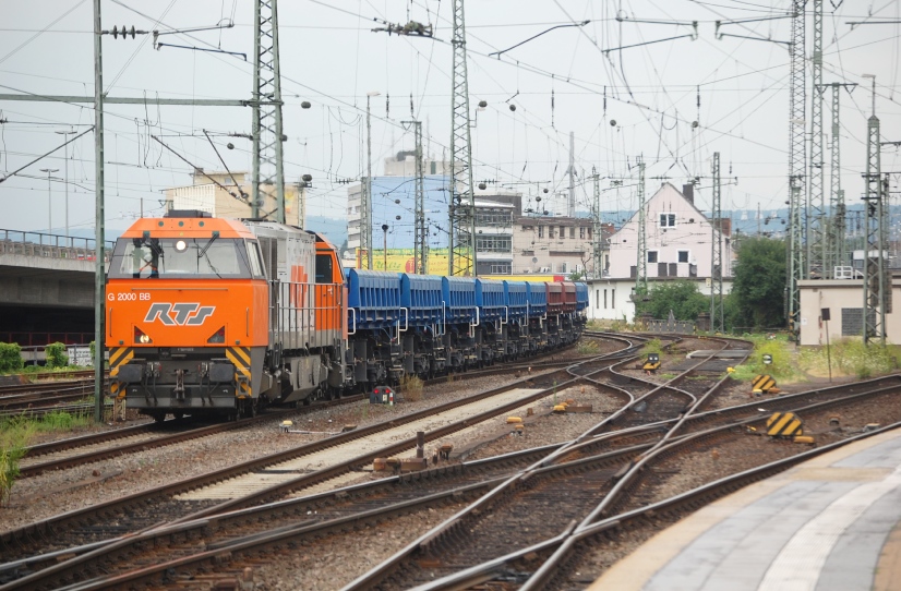 Eine RTS G 2000BB mit einem Gazzug Schotterwagen am 02.8.2010 in Koblenz Hbf. Der Zug fuhr ins Lahntal