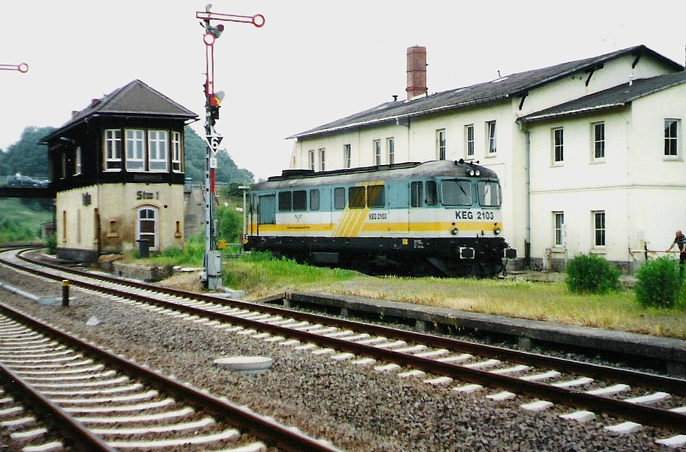 Eine Rumnische Diesellok der damaligen KEG (2103) beim Umsetzen im Bhf.-Nossen am Stellwerk.05.2003. Scann