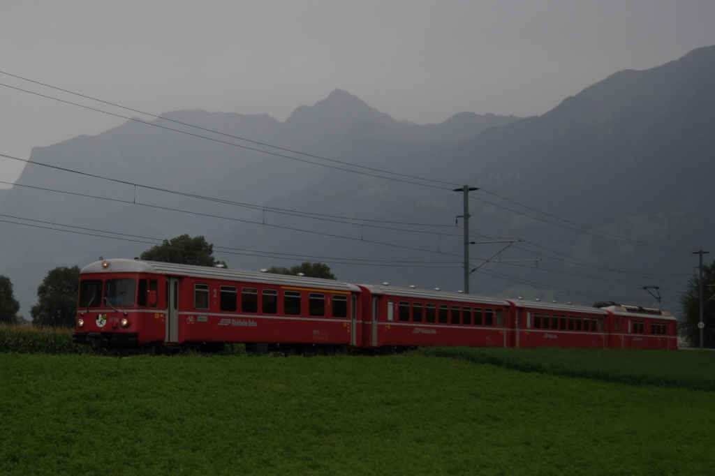 Eine S 1 mit fhrendem ABDt 1716 verlsst am 2.9.11 Igis in Richtung Chur.
