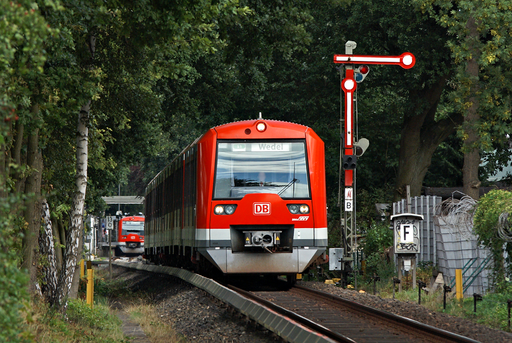 Eine S 1 nach Wedel am 28.08.2010 bei Hamburg-Slldorf.