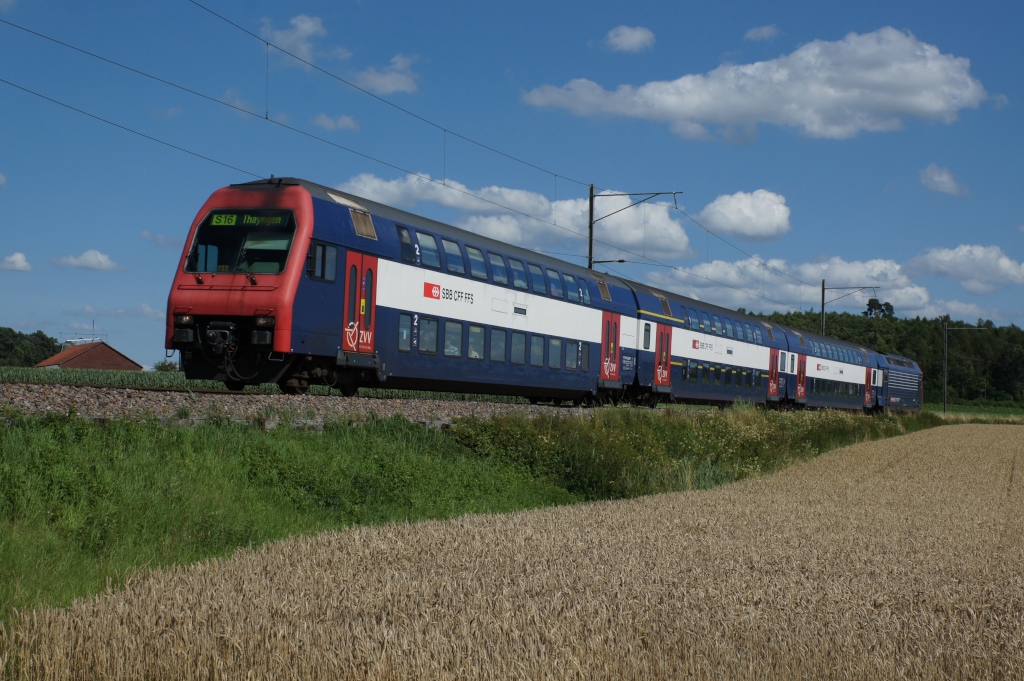 Eine S 16 nach Thayngen nhert sich am 16.7.12 Andelfingen.