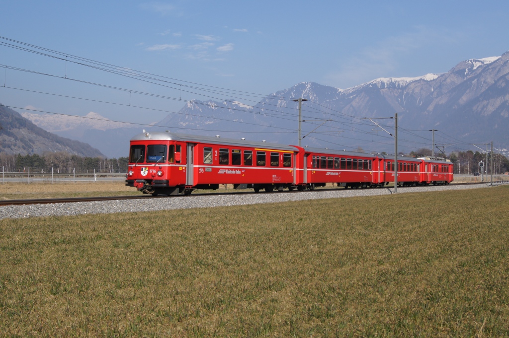 Eine S 2 nach Thusis mit dem ABDt 1716 an der Spitze nhert sich am 3.3.11 Felsberg.

