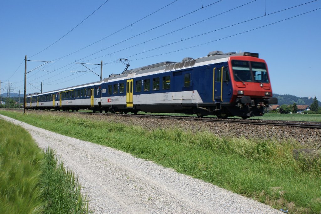 Eine S 26 nach Rotkreuz nhert sich am 5.6.10 Dottikon-Dintikon. An der Spitze befindet sich der RBDe 561 002-7.

