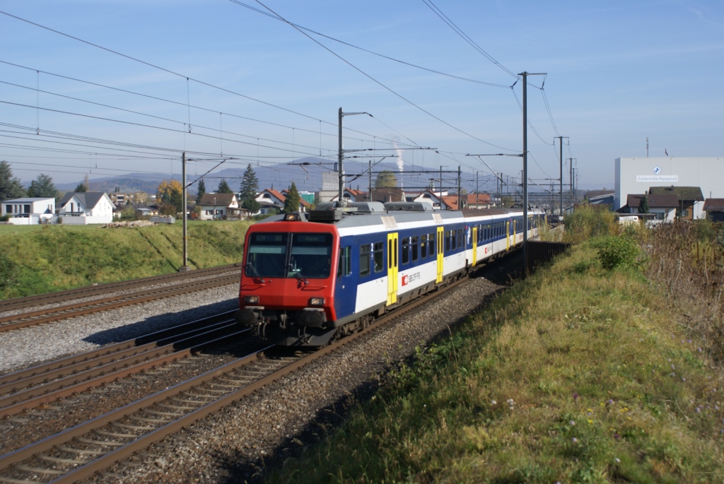 Eine S 29 nach Langenthal lsst am 31.10.10 Rupperswil hinter sich zurck.