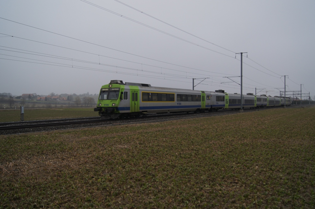 Eine S 3 nach Biel erreicht am 30.1.11 Schpfen.