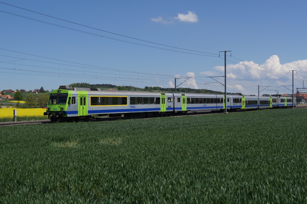 Eine S 3 nach Biel ereicht am 4.5.12 Schpfen.