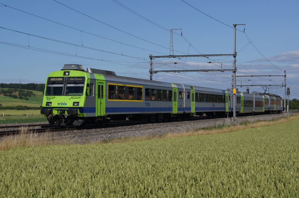 Eine S 3 nach Biel erreicht am 22.6.12 Schpfen.