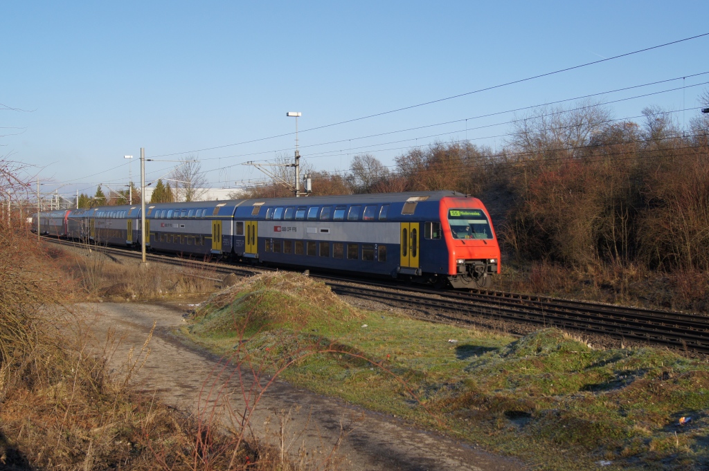 Eine S 5 nach Niederweningen durchfhrt in wenigen Augenblicken den Bahnhof Stettbach. (3.1.11)