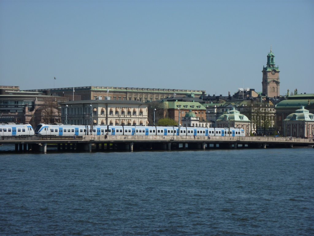 Eine S-Bahn am 15.5.2010 vor der Altstadt Stockholms
