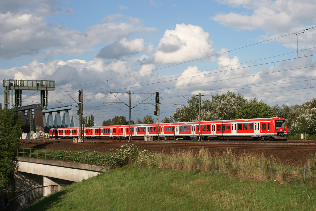 Eine S-Bahn am 24.08.2010 in Hamburg Sderelbbrcken.