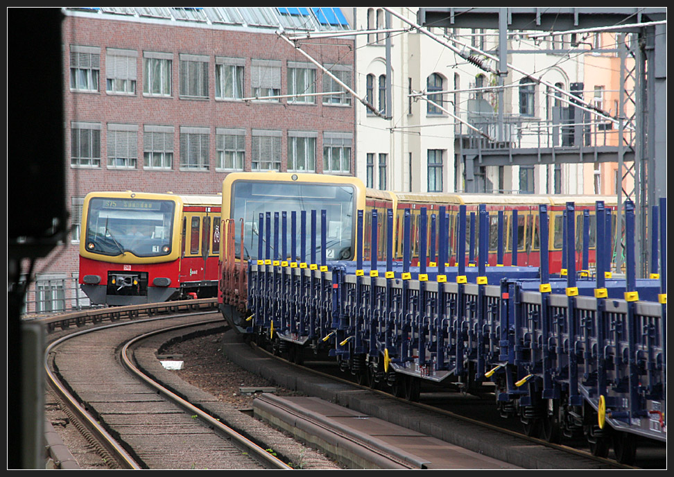 Eine S-Bahn auf dem falschen Gleis - 

Parallelfahrt zweier S-Bahn-Triebzüge am Bahnhof Hackescher Markt. 

18.08.2010 (M)