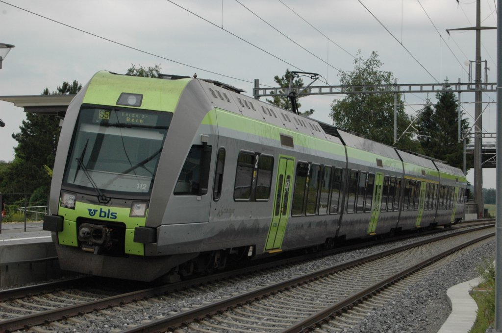 Eine S-Bahn im Bahnhof Gampelen auf der Fahrt von Neuchatel nach Bern.
Am 11.06.2010 aufgenommen. Da der Bahnhof in einer Kurve liegt kommt die Neigetechnik gut zur Geltung