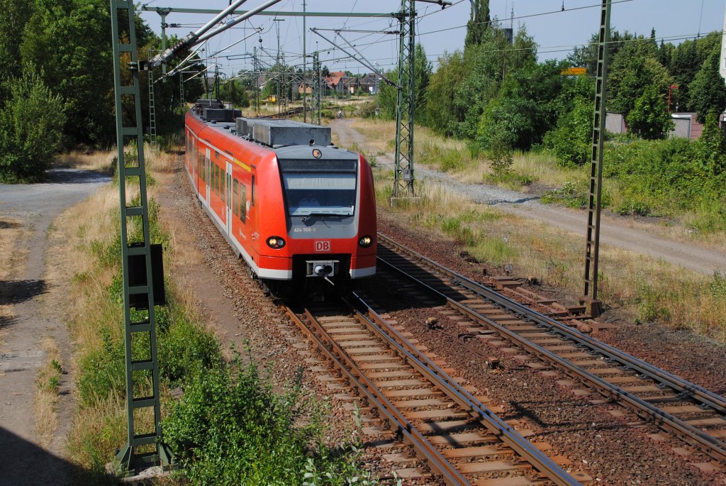 Eine S-Bahn der Baureihe 424, kommt am  08.07.10, aus Celle in Lehrte an.