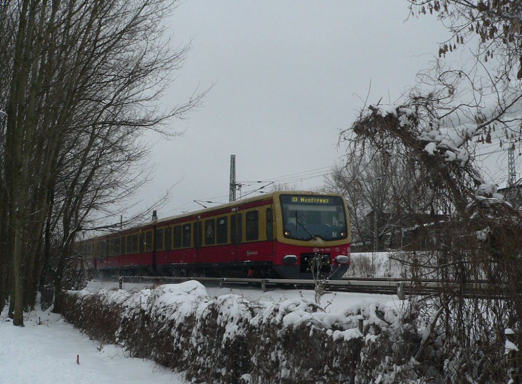 Eine S-Bahn der Baureihe 481 zwischen Betriebsbahnhof Rummelsburg und Rummelsburg am 31.12.2009